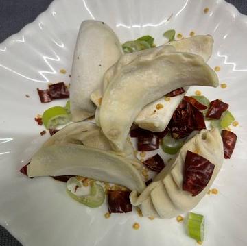 むし餃子の辛子そースかけ