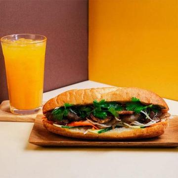 焼き豚肉バインミー ジュースセット Grilled Pork Banh Mi - Juice Set