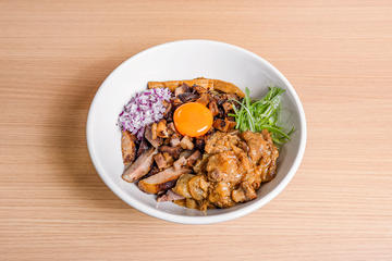 チャーシューまぜそばどて焼き乗せ