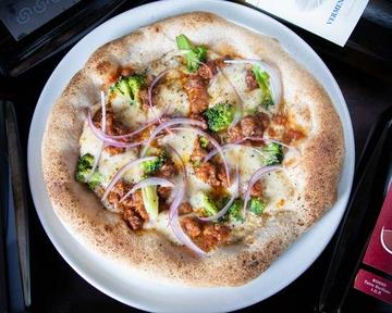 牛バラ肉のスパイシーミートソースと季節野菜のピッツァ Pizza with Spicy Meat Sauce and Seasonal Vegetables
