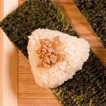 おにぎり鶏そぼろ