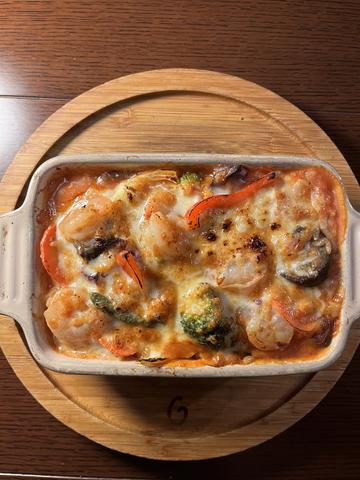 ぷりぷりエビと色々野菜のトマトソースの焼きチーズリゾット