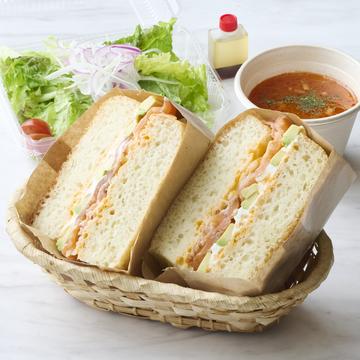 自家製フォカッチャサンド(サーモン、アボカド、クリームチーズ / スープ、サラダ付き)