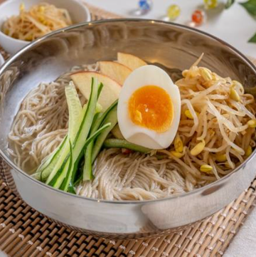 もやし冷麺 korean cold noodles with bean sprouts namul