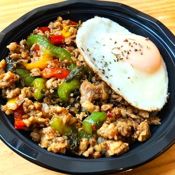 鶏肉の旨辛ガパオ飯