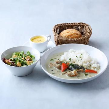 鶏もも肉のグリーンカレー(スープ・サラダ・パン)セット