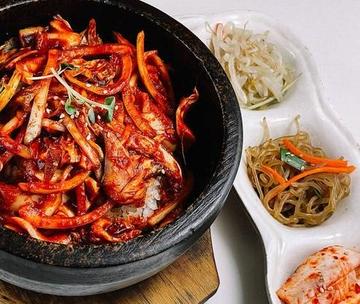 イカ炒め丼(韓国惣菜3品付,ご飯大盛り無料)