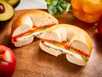 スモークサーモンとクリームチーズのベーグルサンド Smoked salmon and cream cheese bagel sandwich