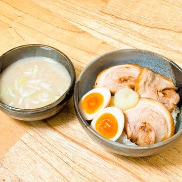 炙りチャーシュー丼・濃厚豚骨汁セット(チャーシュー3枚、味玉1個、にんにく、豚骨汁)
