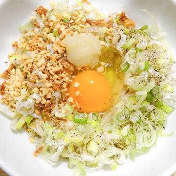 【生麺】Wにんにく釜玉中華そば(卵、ネギ、ブラックペッパー、おろしにんにく、フライドガーリック)