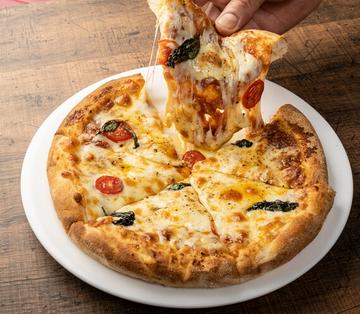 Pizza Amigo(モッツァレラ、アンチョビ、バジル、トマト)