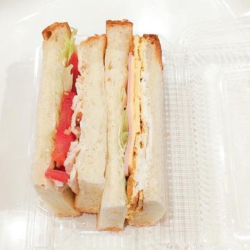 焼き卵とチキンのサンド