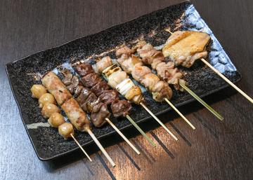 (人気)炭火焼き鳥8種盛り / Charcoal-Grilled Chicken Skewer Platter (8 Kinds)