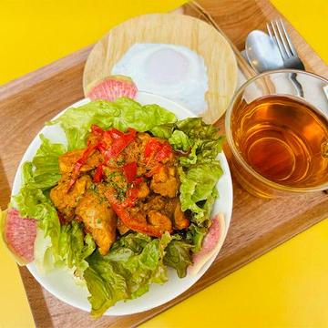 ガッツリタンドリーチキン丼(目玉焼きトッピング、ティバッグ付)
