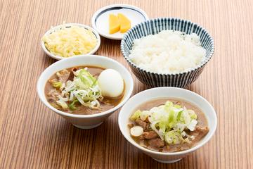 もつ煮込 2色弁当(みそ味とカレー味)半熟玉子付+チーズトッピング