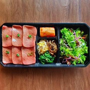 厳選黒毛和牛上カルビ弁当(100g)