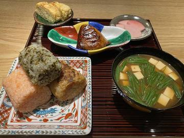 おにぎり2個、本日の焼き物、玉子焼き、お味噌汁、香の物セット