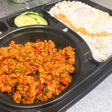 クアクリン・ムーターメリックを使った豚肉の激辛カレーペースト炒め+ご飯+目玉焼き ++