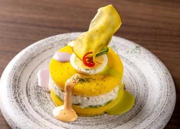 Causa Limena/スパイシーマッシュポテト、鶏肉、アボカド