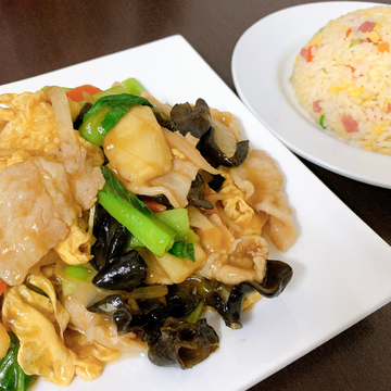 キクラゲ、豚肉と玉子炒めと五目チャーハンのプレート
