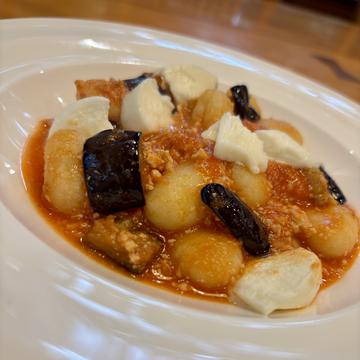 【選べるパスタ】茄子とモッツァレラチーズの鶏ラグートマトソース