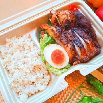 こだわり鶏出汁玄米とジューシーな鶏もも肉【レッドスパイシーver】のカオマンガイセット