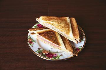 ハムチーズ・ホットサンド Ham and cheese hot sandwich