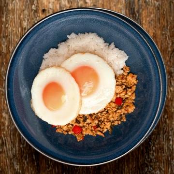 W目玉焼きガパオライス (W Fried Eggs)Gapao Rice