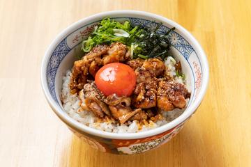 焼き鳥丼(卵黄のせ)