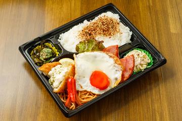 白身魚のフライとがんこ村のハムステーキと目玉焼き弁当