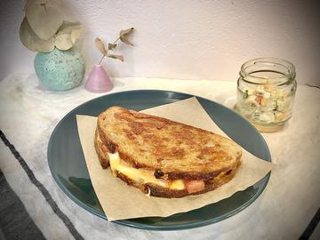 グリルドチーズwithコールスローサラダGrilledCheesewithColeslaw