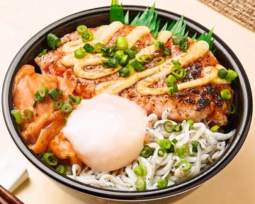 マヨネギバーグ温玉丼 (140)