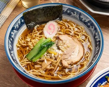 醤油ラーメン ramen noodles in soy-sauce flavored soup