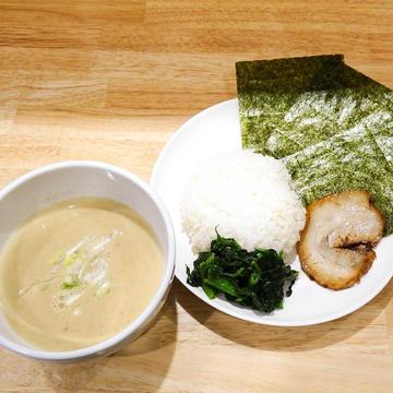 【特濃豚骨】極上汁と飯と具沢山(薬味ネギ、焼海苔3枚、豚叉焼1枚、ほうれん草)