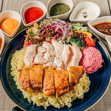 本格ターメリックライス使用！合い盛キンオーバーライス(グリルしたもも肉と低温調理のむね肉のハーフ＆ハーフ)
