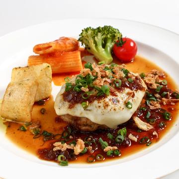 焦がしチーズのせ特製オニオンソースハンバーグ
