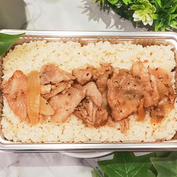 牛タン入り挽肉チャーハンと生姜焼き弁当