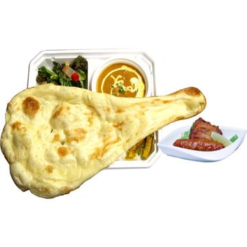 サラダ、お漬物、タンドリーチキンとシシカバブ付きカレー弁当
