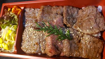 和牛特上ロース弁当