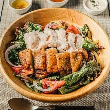 【当店人気No'3】合い盛りチキンオーバーサラダ(グリルしたもも肉と低温調理のむね肉のハーフ＆ハーフ)