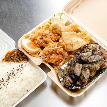 だるまスペシャル弁当(デリバリー部門、15ヶ月連続して人気No.1)