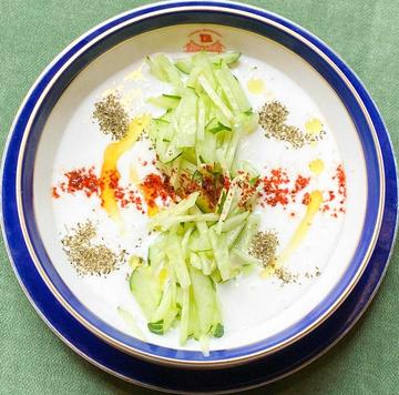 (CACIK) /ジャジュック( Yogurt and cucumber saladwife ) キュウリのヨーグルトサ ラダ)( HALAL) トルコ料理