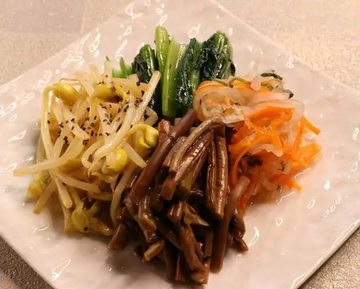 焼肉屋のナムル盛合わせ