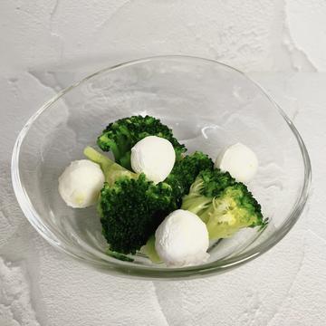 モツァレラチーズとブロッコリーのミニサラダ(バジルソース) Mozzarella and broccoli mini salad