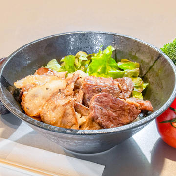 上カルビと上ハラミの二色丼