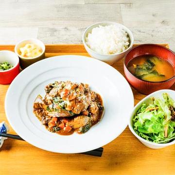 牛すじ野菜のカレーソースハンバーグ弁当