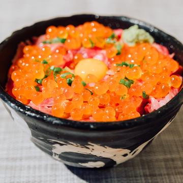 2.炙り牛トロいくら丼 いくら増し