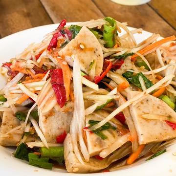 ソムタム カイケム(スパイシー塩卵サラダ) Papaya Salad with Salted Egg