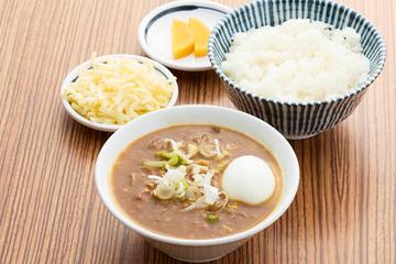 もつ煮込弁当 (カレー味)半熟玉子付+チーズトッピング