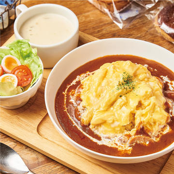 フランスうずらの贅沢オムライスデミグラスソースチーズトッピング